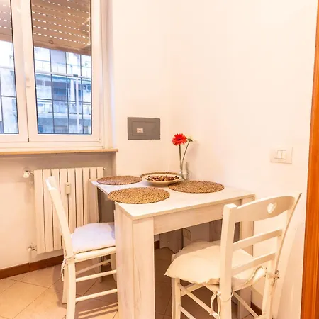 Modern Loft In Near Metro And San Siro アパート ミラノ